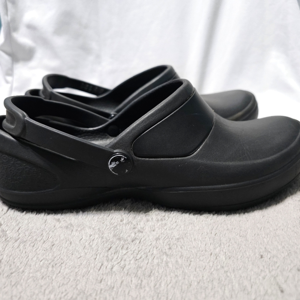 CROCS BISTRO BLACK WOMENS SIZE 8. GOOD USED CONDITION.